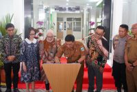 Kabar gembira bagi masyarakat Kabupaten Garut! Bupati Garut, Abdusy Syakur Amin, secara resmi meresmikan Klinik Utama Mata Cicendo Garut 2 yang berlokasi di Klinik Utama RS Cicendo, Jalan Otista, Kecamatan Tarogong Kidul, Kabupaten Garut, Selasa (29/4/2025).