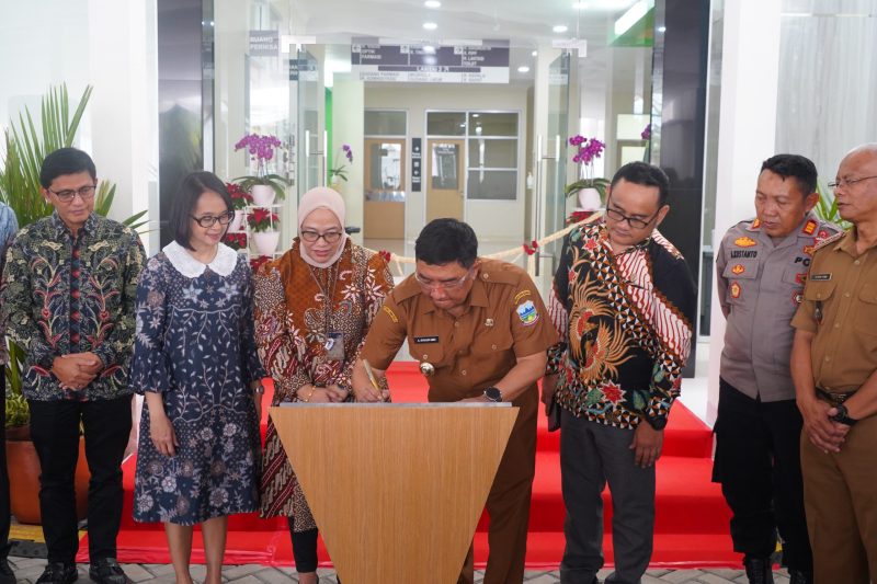 Kabar gembira bagi masyarakat Kabupaten Garut! Bupati Garut, Abdusy Syakur Amin, secara resmi meresmikan Klinik Utama Mata Cicendo Garut 2 yang berlokasi di Klinik Utama RS Cicendo, Jalan Otista, Kecamatan Tarogong Kidul, Kabupaten Garut, Selasa (29/4/2025).