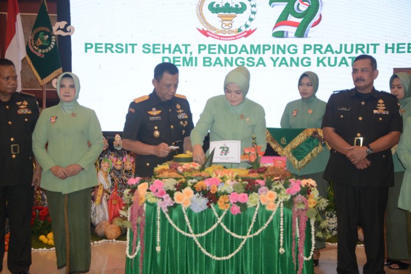 Dalam suasana penuh kebersamaan dan rasa syukur, Pangdam III/Siliwangi Mayjen TNI Dadang Arif Abdurahman, S.E., M.Si., CHRMP., bersama Ketua Persit Kartika Chandra Kirana Daerah III/Siliwangi, Ny. Leni Dadang Arif A, menggelar acara syukuran dalam rangka Hari Ulang Tahun ke-79 Persit Kartika Chandra Kirana (KCK) Tahun 2025 bertempat di Graha Manggala Siliwangi, Jln. Aceh No. 66, Kota Bandung, Rabu (30/4/2025).