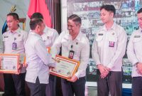  Kepala Lapas Garut, Rusdedy bersama jajaran Ka – UPT PAS Se – Jawa Barat bersama jajaran Forkopimda Provinsi Jabar mengikuti kegiatan di Aula Kantor Wilayah Direktorat Jenderal Pemasyarakatan Jawa Barat. 