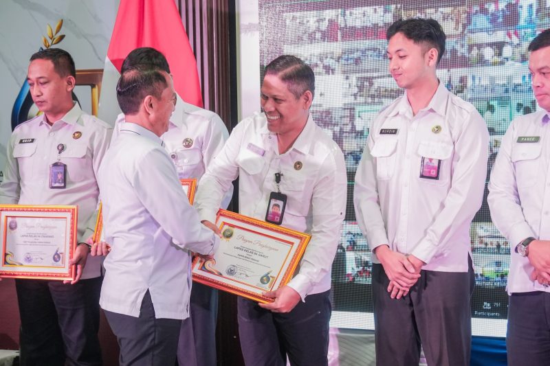  Kepala Lapas Garut, Rusdedy bersama jajaran Ka – UPT PAS Se – Jawa Barat bersama jajaran Forkopimda Provinsi Jabar mengikuti kegiatan di Aula Kantor Wilayah Direktorat Jenderal Pemasyarakatan Jawa Barat. 