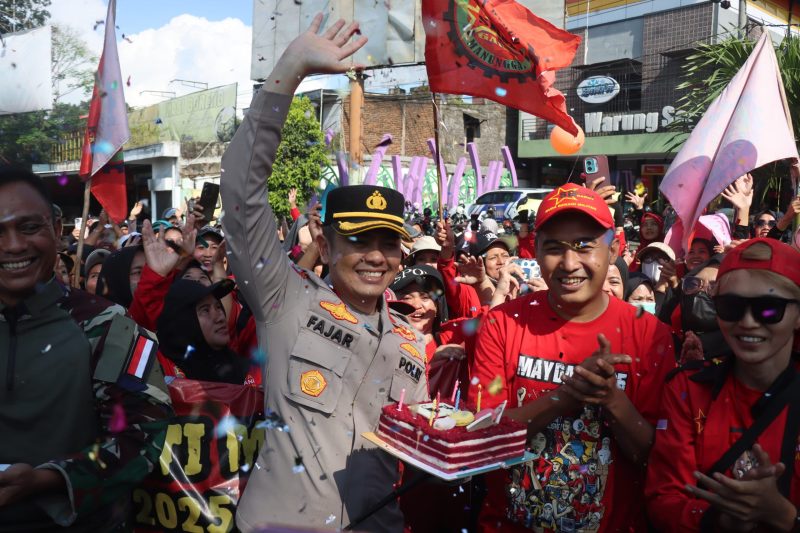 Momen peringatan Hari Buruh Internasional (May Day) di Kabupaten Garut tidak hanya diwarnai aksi penyampaian aspirasi, tetapi juga penuh dengan suasana kebersamaan dan kehangatan. Kamis (01/05/2025).