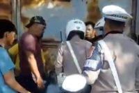 Seorang pria yang diduga pelaku pencurian sepeda motor di Garut, nyaris menjadi korban amukan massa setelah ketahuan melakukan aksi kejahatan.