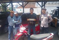 Polres Garut melalui Polsek Limbangan menyerahkan satu unit sepeda motor jenis Yamaha Mio warna merah tahun 2010 kepada pemilik sahnya, Hilman Suyatna, warga Kampung Tari Kolot, Desa Putra Jawa, Kecamatan Selaawi. Penyerahan dilakukan di Mako Polsek Limbangan, Jumat (02/05/2025).