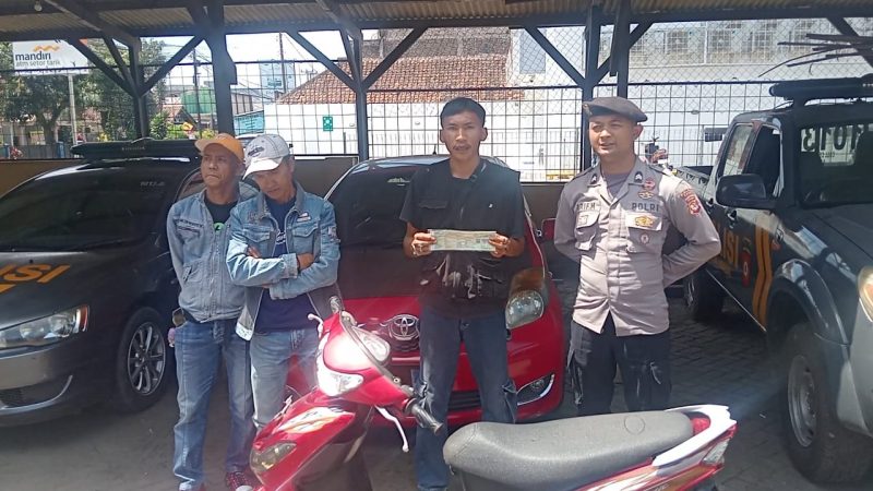 Polres Garut melalui Polsek Limbangan menyerahkan satu unit sepeda motor jenis Yamaha Mio warna merah tahun 2010 kepada pemilik sahnya, Hilman Suyatna, warga Kampung Tari Kolot, Desa Putra Jawa, Kecamatan Selaawi. Penyerahan dilakukan di Mako Polsek Limbangan, Jumat (02/05/2025).