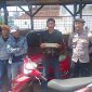 Polres Garut melalui Polsek Limbangan menyerahkan satu unit sepeda motor jenis Yamaha Mio warna merah tahun 2010 kepada pemilik sahnya, Hilman Suyatna, warga Kampung Tari Kolot, Desa Putra Jawa, Kecamatan Selaawi. Penyerahan dilakukan di Mako Polsek Limbangan, Jumat (02/05/2025).