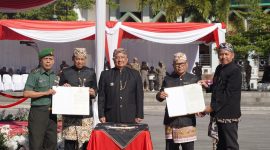 Bupati Garut, Abdusy Syakur Amin, menyampaikan amanat penting dalam Upacara Hari Pendidikan Nasional (Hardiknas) yang diselenggarakan di Alun-alun Garut, Jalan Ahmad Yani, Kecamatan Garut Kota, Kabupaten Garut, pada Jum'at (2/5/2025).