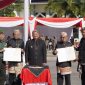 Bupati Garut, Abdusy Syakur Amin, menyampaikan amanat penting dalam Upacara Hari Pendidikan Nasional (Hardiknas) yang diselenggarakan di Alun-alun Garut, Jalan Ahmad Yani, Kecamatan Garut Kota, Kabupaten Garut, pada Jum'at (2/5/2025).