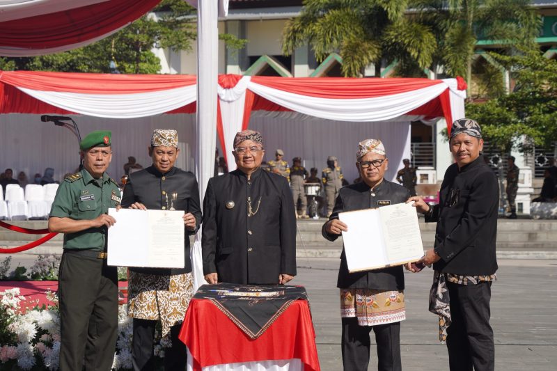 Bupati Garut, Abdusy Syakur Amin, menyampaikan amanat penting dalam Upacara Hari Pendidikan Nasional (Hardiknas) yang diselenggarakan di Alun-alun Garut, Jalan Ahmad Yani, Kecamatan Garut Kota, Kabupaten Garut, pada Jum'at (2/5/2025).