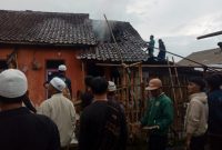 Sebuah rumah semi permanen milik warga di Kampung Sukatinggal RT 002 RW 011, Desa Padaawas, Kecamatan Pasirwangi, Kabupaten Garut, dilaporkan terbakar pada Minggu (4/5/2025) sekitar pukul 17.40 WIB.