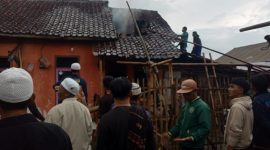 Sebuah rumah semi permanen milik warga di Kampung Sukatinggal RT 002 RW 011, Desa Padaawas, Kecamatan Pasirwangi, Kabupaten Garut, dilaporkan terbakar pada Minggu (4/5/2025) sekitar pukul 17.40 WIB.