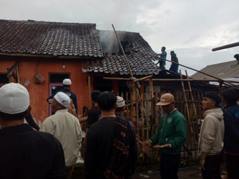 Sebuah rumah semi permanen milik warga di Kampung Sukatinggal RT 002 RW 011, Desa Padaawas, Kecamatan Pasirwangi, Kabupaten Garut, dilaporkan terbakar pada Minggu (4/5/2025) sekitar pukul 17.40 WIB.