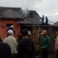 Sebuah rumah semi permanen milik warga di Kampung Sukatinggal RT 002 RW 011, Desa Padaawas, Kecamatan Pasirwangi, Kabupaten Garut, dilaporkan terbakar pada Minggu (4/5/2025) sekitar pukul 17.40 WIB.