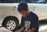 Sigit merupakan siswa Sekolah Dasar Negeri (SDN) 2 Suci Kaler, yang tinggal di Kampung Babakan Koropeak, Desa Suci Kaler, Kecamatan Karangpawitan, Kabupaten Garut, Jawa Barat. Senin(05/05/2025).