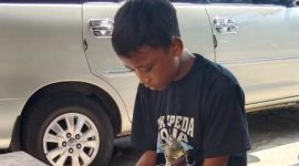 Sigit merupakan siswa Sekolah Dasar Negeri (SDN) 2 Suci Kaler, yang tinggal di Kampung Babakan Koropeak, Desa Suci Kaler, Kecamatan Karangpawitan, Kabupaten Garut, Jawa Barat. Senin(05/05/2025).