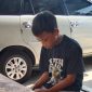 Sigit merupakan siswa Sekolah Dasar Negeri (SDN) 2 Suci Kaler, yang tinggal di Kampung Babakan Koropeak, Desa Suci Kaler, Kecamatan Karangpawitan, Kabupaten Garut, Jawa Barat. Senin(05/05/2025).