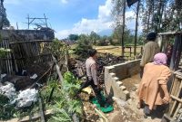Pihak Kepolisian Sektor (Polsek) Cisurupan telah melakukan pengecekan Tempat Kejadian Perkara (TKP) kebakaran rumah panggung.