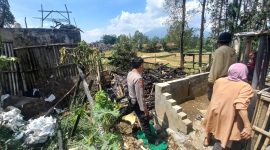 Pihak Kepolisian Sektor (Polsek) Cisurupan telah melakukan pengecekan Tempat Kejadian Perkara (TKP) kebakaran rumah panggung.