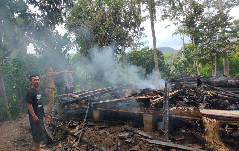 Kebakaran hebat melanda sebuah rumah panggung ukuran 5x7 M di Kampung Cigebang RT 03 RW 11 Desa Karangsari, Kecamatan Pakenjeng, Kabupaten Garut, Selasa (6/5/2025).