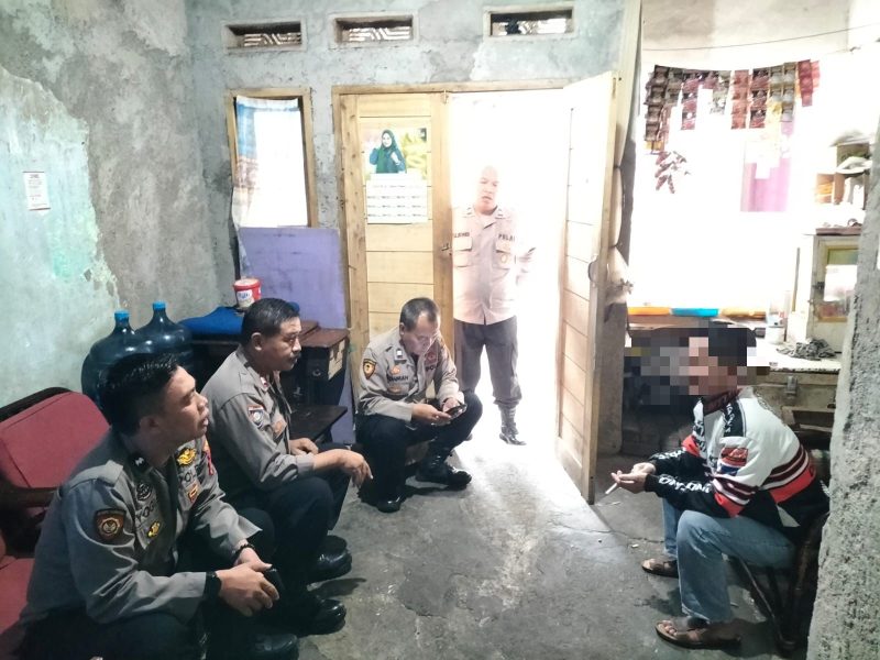 Menindaklanjuti laporan masyarakat yang masuk melalui layanan WhatsApp Taros Kapolres Garut, Polres Garut melalui Polsek Garut Kota melakukan penindakan terhadap dugaan penjualan minuman keras (miras) jenis One Med di wilayah pemukiman warga. Rabu (07/05/2025).