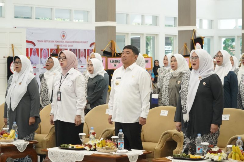 Bupati Garut, Abdusy Syakur Amin, membuka secara resmi Musyawarah Cabang Ikatan Bidan Indonesia (IBI) Kabupaten Garut Tahun 2025 yang berlangsung di Gedung Pendopo, Kecamatan Garut Kota, Kabupaten Garut, Rabu (7/5/2025).