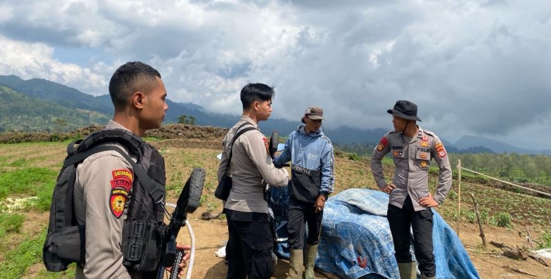 Dalam upaya menjaga kelestarian dan keamanan perkebunan teh di wilayah Garut, anggota Sat Samapta Polres Garut melaksanakan kegiatan patroli presisi di kawasan perkebunan teh PTPN 1 Regional 2, Kebun Jayasena Situayu 1, Kamis (08/05/2025).