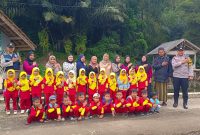 Bhabinkamtibmas Polsek Pasirwangi, Aipda Reza Yudha dan Aipda Cepi Saepuloh, Spd, melaksanakan kegiatan pendampingan dalam rangka bakti sosial bertajuk 