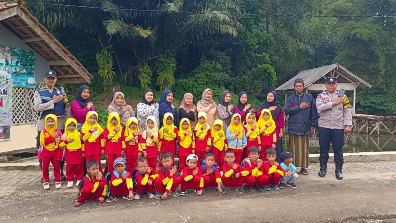 Bhabinkamtibmas Polsek Pasirwangi, Aipda Reza Yudha dan Aipda Cepi Saepuloh, Spd, melaksanakan kegiatan pendampingan dalam rangka bakti sosial bertajuk 