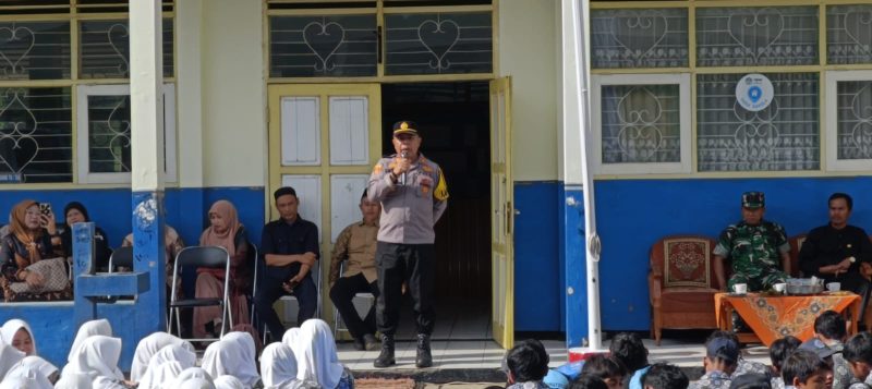 Polsek Samarang menggelar kegiatan pembinaan moral dan mental siswa menuju Garut Hebat di SMPN 1 Samarang. Kamis (08/05/2025).