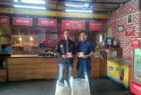 Bertempat di Jl. Patriot No.27-43, Keluraha Sukagalih, Kec. Tarogong Kidul, Kabupaten Garut, Jawa Barat, secara simbolis sebanyak 50 paket Nasi Box diberikan langsung kepada Ketua YPI Al Usman Sucinaraja. 