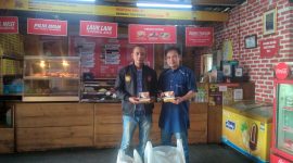 Bertempat di Jl. Patriot No.27-43, Keluraha Sukagalih, Kec. Tarogong Kidul, Kabupaten Garut, Jawa Barat, secara simbolis sebanyak 50 paket Nasi Box diberikan langsung kepada Ketua YPI Al Usman Sucinaraja. 