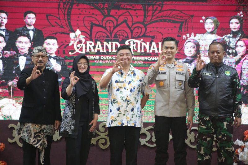 Dinas Pengendalian Penduduk, Keluarga Berencana, Pemberdayaan Perempuan, dan Perlindungan Anak (DPPKBPPPA) Kabupaten Garut menggelar acara Grand Final Pemilihan Duta Generasi Berencana (GenRe) Kabupaten Garut Tahun 2025 yang berlangsung di Gedung Pendopo, Kecamatan Garut Kota, Kabupaten Garut, Jumat malam (9/5/2025).