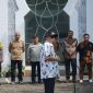 Bupati Garut, Abdusy Syakur Amin, menginstruksikan Kepala Desa (Kades) di Kabupaten Garut untuk mencari anak-anak usia Sekolah Menengah Pertama (SMP) di desa masing-masing untuk bersekolah.