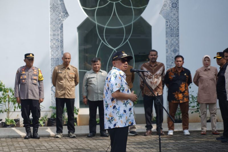 Bupati Garut, Abdusy Syakur Amin, menginstruksikan Kepala Desa (Kades) di Kabupaten Garut untuk mencari anak-anak usia Sekolah Menengah Pertama (SMP) di desa masing-masing untuk bersekolah.