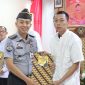 Dalam rangka memperingati Hari Raya Waisak 2569 BE/2025, Lembaga Pemasyarakatan (Lapas) Kelas IIB Garut memberikan remisi khusus kepada lima orang narapidana beragama Buddha. Pemberian remisi ini dilaksanakan dalam sebuah acara yang digelar di Aula Lapas Garut pada Senin (12/5/2025).