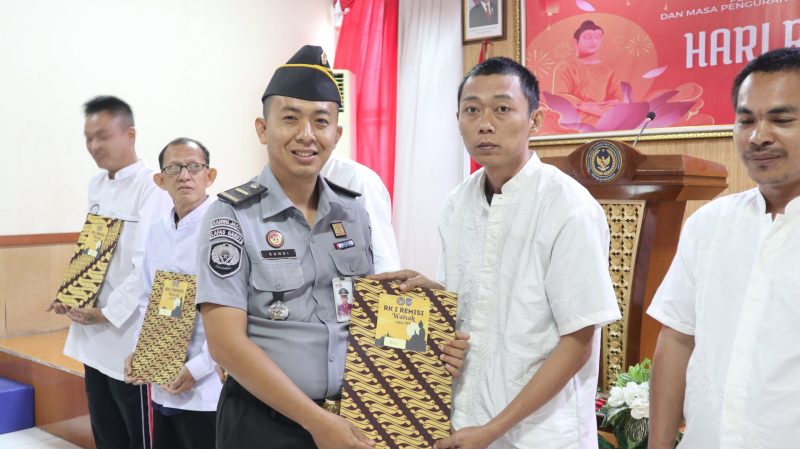 Dalam rangka memperingati Hari Raya Waisak 2569 BE/2025, Lembaga Pemasyarakatan (Lapas) Kelas IIB Garut memberikan remisi khusus kepada lima orang narapidana beragama Buddha. Pemberian remisi ini dilaksanakan dalam sebuah acara yang digelar di Aula Lapas Garut pada Senin (12/5/2025).