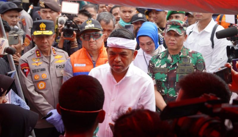 Pangdam III/Siliwangi Mayjen TNI Dadang Arif Abdurahman, S.E., M.Si., CHRMP., bersama Gubernur Jawa Barat Dedi Mulyadi dan Kapolda Jabar Irjen Pol Rudi Setiawan, meninjau lokasi musibah ledakan munisi Gupusmu III Puspalad di Desa Sagara, Kecamatan Cibalong, Kabupaten Garut, Selasa (13/05/2025).