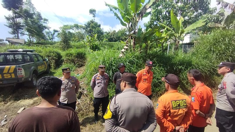 Kapolsek Cilawu, AKP Rd. Hasan Sadikin, SH., memimpin apel kesiapan tim gabungan pencarian orang/pendaki yang hilang di kawasan Gunung Cikuray.