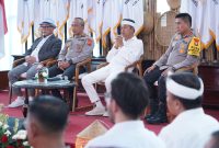Kapolda Jawa Barat Irjen Pol Rudi Setiawan bersama bersama Kapolda Metro Jaya, Irjen Pol Karyoto, dan Gubernur Jabar, Dedi Mulyadi melakukan penandatanganan nota kesepakatan atau MoU serta komitmen bersama di Gedung Pakuan, Jumat (16/5/2025).