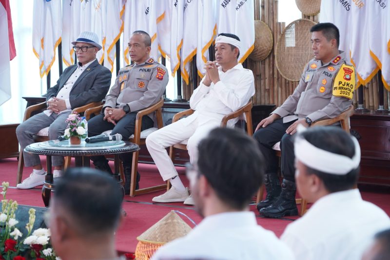 Kapolda Jawa Barat Irjen Pol Rudi Setiawan bersama bersama Kapolda Metro Jaya, Irjen Pol Karyoto, dan Gubernur Jabar, Dedi Mulyadi melakukan penandatanganan nota kesepakatan atau MoU serta komitmen bersama di Gedung Pakuan, Jumat (16/5/2025).