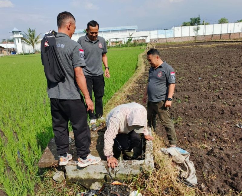 Foto:Anggorta Lapas Garut bersihkan gorong-gorong secara berkala.