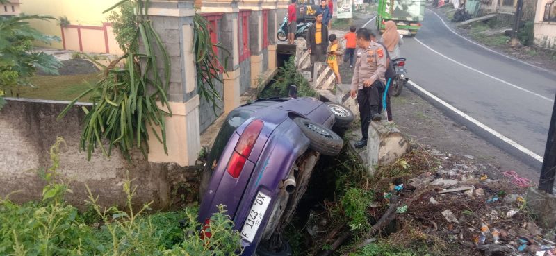 Sebuah kecelakaan lalu lintas tunggal terjadi di Jalan H Hasan Arif, tepatnya di Kampung Warung, Desa Banyuresmi, Kecamatan Banyuresmi, Kabupaten Garut. Pada Minggu dini hari, 18 Mei 2025, sekitar pukul 04.00 WIB,