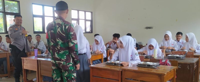 Bertempat di Yayasan Dapur Merah Putih Leuwigoong Kabupaten Garut, Bhabinkamtibmas Polsek Leuwigoong melaksanakan kegiatan monitoring pendistribusian Program Makan Bergizi Gratis.