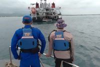 Sebuah kapal tongkang bermuatan batubara dengan nama Premium Bahari dilaporkan lego jangkar di perairan Santolo, Desa Pamalayan, Kecamatan Cikelet, Kabupaten Garut, akibat cuaca buruk yang terjadi di wilayah perairan selatan Jawa Barat. Rabu (21/05/2025).