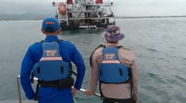 Sebuah kapal tongkang bermuatan batubara dengan nama Premium Bahari dilaporkan lego jangkar di perairan Santolo, Desa Pamalayan, Kecamatan Cikelet, Kabupaten Garut, akibat cuaca buruk yang terjadi di wilayah perairan selatan Jawa Barat. Rabu (21/05/2025).