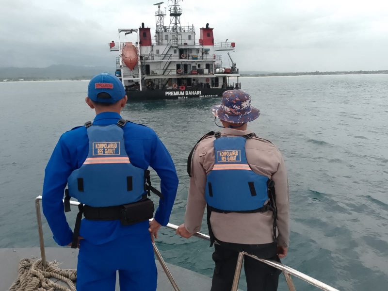 Sebuah kapal tongkang bermuatan batubara dengan nama Premium Bahari dilaporkan lego jangkar di perairan Santolo, Desa Pamalayan, Kecamatan Cikelet, Kabupaten Garut, akibat cuaca buruk yang terjadi di wilayah perairan selatan Jawa Barat. Rabu (21/05/2025).