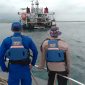 Sebuah kapal tongkang bermuatan batubara dengan nama Premium Bahari dilaporkan lego jangkar di perairan Santolo, Desa Pamalayan, Kecamatan Cikelet, Kabupaten Garut, akibat cuaca buruk yang terjadi di wilayah perairan selatan Jawa Barat. Rabu (21/05/2025).