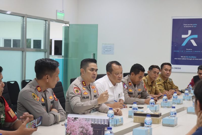 Kapolres Garut AKBP Mochamad Fajar Gemilang, S.I.K., M.H., M.I.K., didampingi Wakapolres Garut, Kompol Bayu Tri Nugraha Hidayat, A.Md., S.E., S.I.K., M.M.,