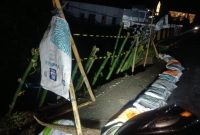 Kondisi terkini Tanggul dan bagian pinggir jalan di sekitar Jembatan Kampung Wanakari, Desa Sirnabakti, Kecamatan Pameungpeuk