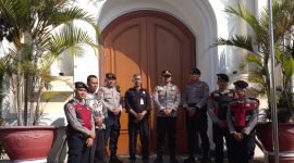 Polres Garut melaksanakan pengamanan ketat di sejumlah gereja di wilayah Kabupaten Garut dalam rangka peringatan Hari Kenaikan Isa Almasih. Kamis (29/5/2025).
